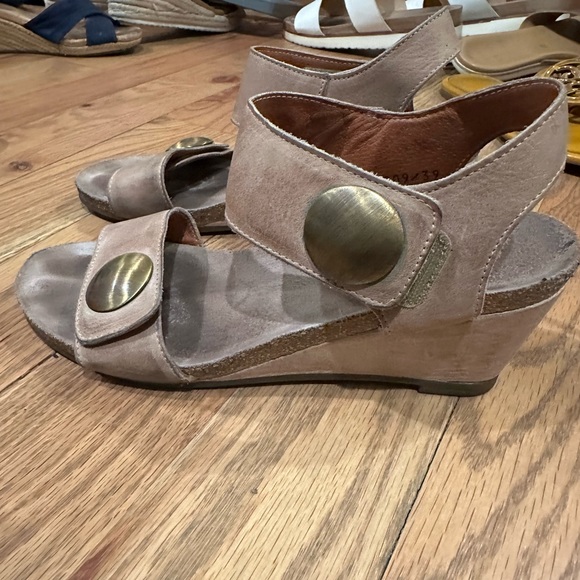 Size 8.5 Taos Wedges - Picture 2 of 3